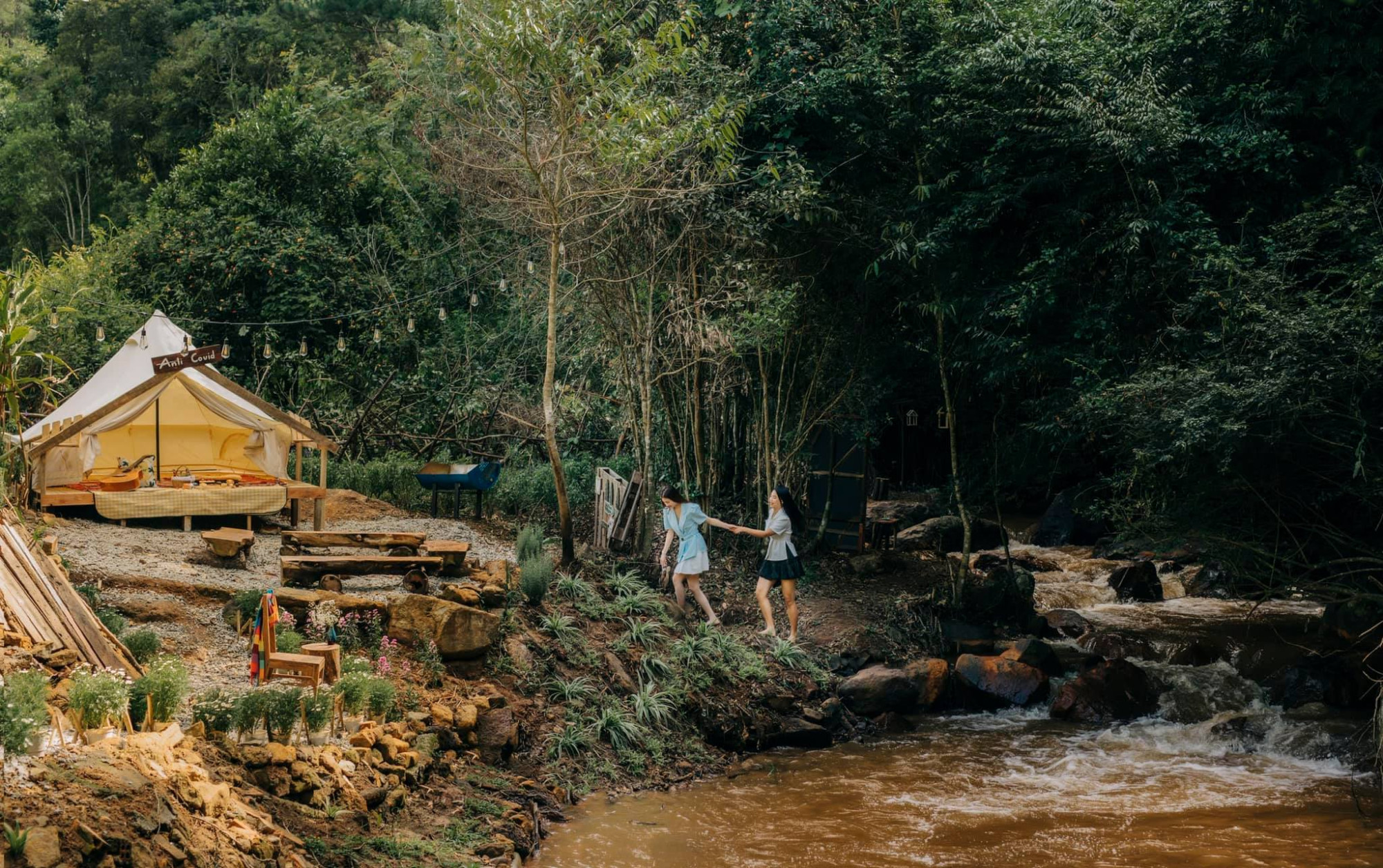Tiệm Cà Phê Nhà Bên Suối
